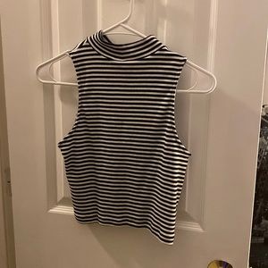 H&M divided sleeveless crop top.